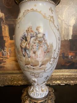 A BEAUTIFUL Victorian Style Colonial Ware Parlor Oil Lamp