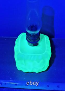 Antique Kerosene Lamp 8-1/2 Vaseline, Uranium. Kringle /Crinkle Glass Frost