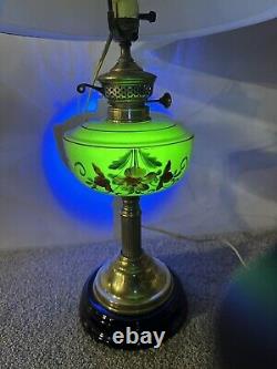 Antique Parlor Oil lamp. Electrified. Veritas Lamp Works. Uranium Glaze NICE