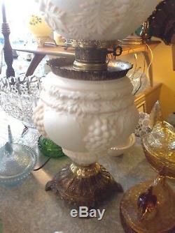Vintage Antique White GONE WITH THE WIND OIL BANQUET PARLOR PUFFY GRAPE LAMP